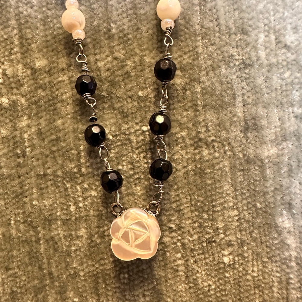 Dainty Black and Cream Carved Pearl Beaded Necklace